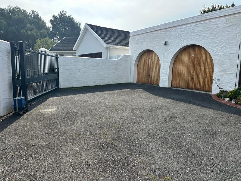 5 Bedroom Property for Sale in Bergvliet Western Cape